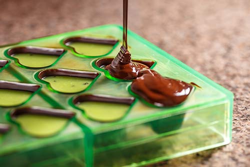 polycarbonate chocolate molds are preferred by professionals but are expensive